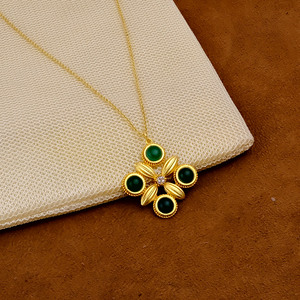 El Joyero - Collar con Colgante de Trébol de Ónix Verde en Oro de 18k, Cadena Ajustable, Joyería Artesanal Vintage Personalizada para Mujer - Product Image 1