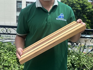 Planche à découper rectangulaire en teck rayé, clair et foncé, durable, fabriquée au Vietnam - Product Image 2