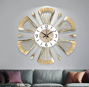 Grand horloge murale dorée en métal avec des rayons superposés inspirés des feuilles. Une pièce maîtresse luxueuse disponible à prix de gros. - Product Image 2