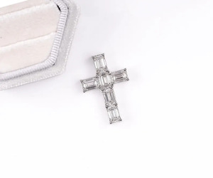 Colgante de Cruz con Diamantes de Corte Esmeralda, Collar de Oro de 14K con Símbolo Cristiano, Joyería de Diamantes con Cruz, Collar Religioso Hecho a Mano - Product Image 2