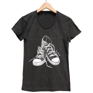 T-shirt blanc à col en V et manches courtes pour homme avec imprimé baskets, style décontracté, 100 % coton jersey, coupe classique - Product Image 5