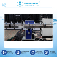 Machine de codage laser entièrement automatique à haute performance, fabriquée en Inde, efficace, 250-300 BPM, pour l'utilisation dans les usines d'eau minérale