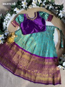 Proveedor de la India de conjuntos de lehenga, blusa y dupatta para niños, de excelente calidad, para festivales, de seda con diseño tejido en zari. - Product Image 5