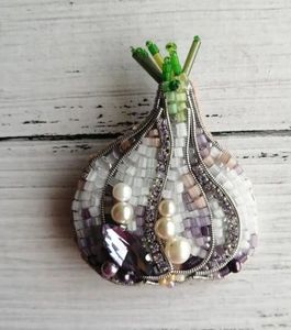 Broche fleurie brodée à la main, exquise et perlée, bijou de luxe pour toutes les occasions - Product Image 2