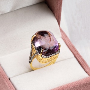 Bague Cocktail en Argent Sterling 925 Plaqué Or Jaune avec Cabochon d'Améthyste Naturelle et Halo de Diamants, Vente en Gros, Memoria Jewels - Product Image 2