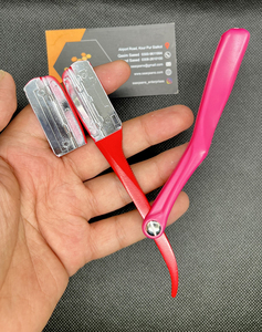 Kit de Afeitado Manual para Hombre de Alta Calidad, Personalizable, con Mango de Silicona, Cuchillas de Acero Inoxidable de un Solo Filo, Diseño de Pluma - Product Image 3