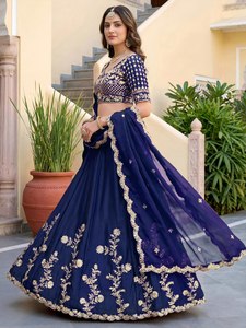 Robe de demoiselle d'honneur classique bleu marine brodée, style lehenga choli, avec haut court à col en V, sans manches, dos nu, coupe bal, longueur ras du sol - Product Image 2