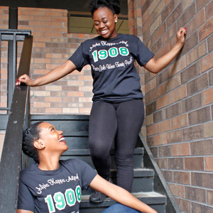 AKA 1908 Tagline Tee เสื้อยืดคอกลมสีดำพร้อมพิมพ์ลายกราฟิกสีเขียวและสีขาวเสื้อผ้าลำลองสำหรับผู้หญิง - Product Image 6