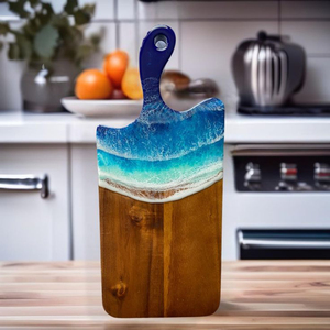 Tabla de cortar artesanal de resina epoxi con diseño de olas oceánicas y madera maciza con asa en forma de corazón, tabla de charcutería premium con arte de playa al atardecer. - Product Image 3