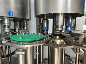 Machine de remplissage et de bouchage automatique pneumatique de boissons, contrôle PLC, moteur, cuve sous pression, 40 BPM, haute précision, économie d'énergie pour - Product Image 2