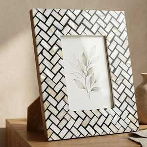 Elegante Marco de Fotos con Incrustaciones de Nácar, Tamaño y Forma Personalizados, Portafotos Decorativo Hecho a Mano con Acabado de Lujo - Product Image 5