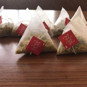 Thé aux fleurs de camomille pur est une infusion douce et apaisante, fabriquée à partir de fleurs de camomille soigneusement sélectionnées. - Product Image 2