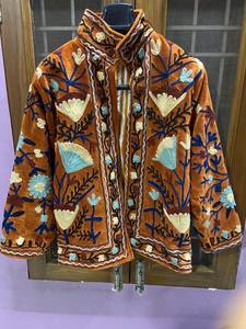 Veste en velours brodée à la main, col montant, motif floral, manches longues, manteau d'automne pour femme, longueur courte, vente en gros, manteaux Suzani - Product Image 3