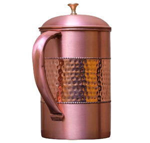 Carafe en cuivre rayée, polie et lisse, aux lignes minimalistes et à la texture fine. Disponible au prix de gros - Product Image 2