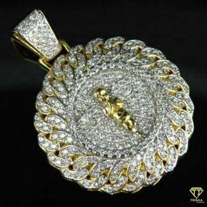 Pendentif médaillon en argent sterling avec sertissage de pierres détaillé et style streetwear - Product Image 4
