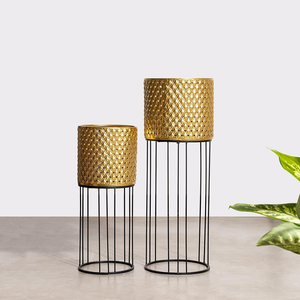 Jardinières en métal de haute qualité, rehaussez votre espace avec des designs tendance, jardinières suspendues pour balcon, salon - Product Image 1