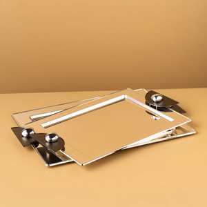 Sublimez votre espace avec cet ensemble de plateaux argentés chics, doté de poignées modernes noires et d'un design à finition chromée polie. - Product Image 1