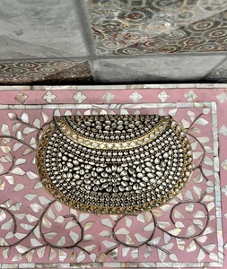 Mini pochette en laiton Kundan dorée, élégante pour les soirées, avec diamants et fermeture à boucle - Product Image 6