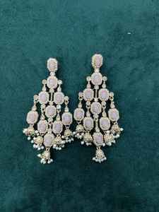 Boucles d'oreilles pendantes ethniques plaquées or en alliage avec zircon en forme de cloche pour femme, idéales pour mariage et usage quotidien, vente en gros - Product Image 2