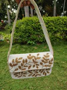 Bolso de Hombro Bohemio con Cuentas Blancas Perla, Ecológico y Ligero, con Hojas Doradas, Bolso Artesanal, Accesorio para Novia, Boda, Artovia - Product Image 3