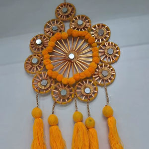 Décoration murale artisanale en laine avec miroirs, perles et Gota Patti - Product Image 1