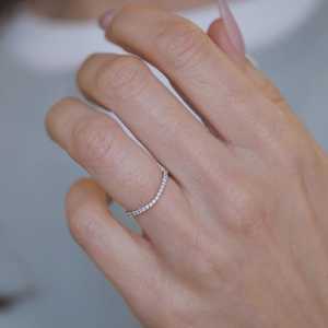 Bague demi-éternité minimaliste en or massif 14 carats avec diamants de laboratoire ronds, empilable et incurvée, pour usage quotidien ou mariage - Product Image 2