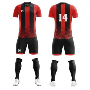 Maillot de football personnalisable style américain, rouge et noir rayé, col en V, manches courtes, anti-transpiration, antibactérien, pour homme adulte - Product Image 1