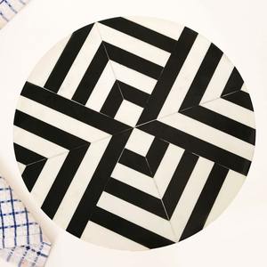 Support à gâteau moderne noir et blanc avec incrustation motif géométrique, plateau de service rond pour desserts avec pieds en forme d'épingle dorée pour mariage et fête - Product Image 3