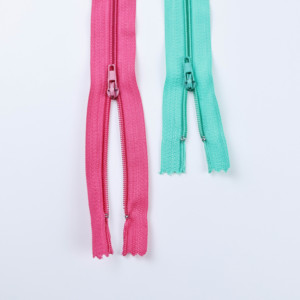 Fermetures éclair en nylon personnalisées de marque en gros, à verrouillage automatique, à extrémité fermée, en plastique coloré, différentes tailles pour vêtements - Product Image 1