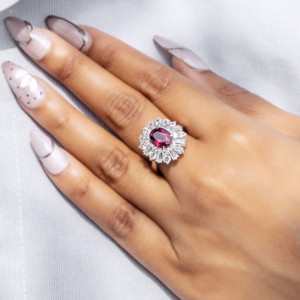 Anillo de Plata de Ley S925 con Granate Cultivado en Laboratorio, Diseño Ovalado con Halo de Diamantes CZ, Anillo de Cóctel para Mujer, Talla Estadounidense 6, Estilo JR106Y - Product Image 5