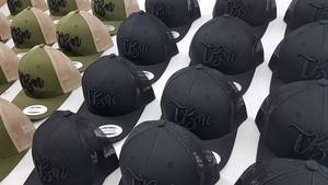 Gorra Trucker de 6 Paneles de Algodón de Marca Privada, Diseño Moderno y Minimalista, Fabricación Profesional, Personalización de Marca, Venta al Por Mayor, Panel Frontal - Product Image 4