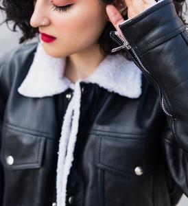 เสื้อแจ็กเก็ตหนังสีดำดีไซน์พรีเมี่ยมสำหรับผู้หญิงมีปกหนังเทียมมีสไตล์สำหรับฤดูหนาวเพื่อความอบอุ่นและความสบาย - Product Image 3
