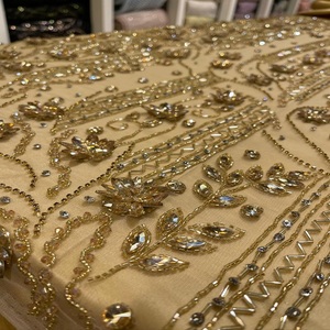 Tissu de dentelle lourde et luxueuse, richement perlée, avec broderie florale à sequins, pour robes de mariée, robes de soirée et vêtements de haute couture. - Product Image 1