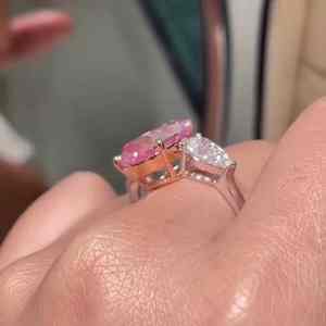 Bague vintage en or 14 carats certifiée IGI de qualité supérieure avec diamant rose vif de 3 carats de taille poire cultivé en laboratoire VS1, diamants latéraux, plaqué rhodium - Product Image 4