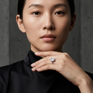 Bague de fiançailles DIFF de luxe avec diamant de laboratoire taille émeraude de 2,00 ct et halo, en platine massif PT950, bijoux fins, vente en gros - Product Image 3