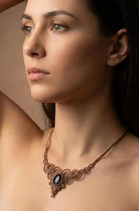 Collar de Macramé Marrón Hecho a Mano con Colgante Ovalado de Ónix Negro, Joyería Boho con Piedras Preciosas, Venta al Por Mayor - Product Image 3