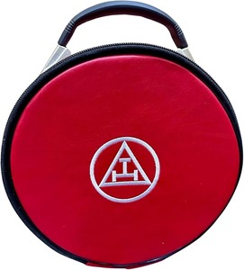 Étui pour casquette/chapeau de chapitre maçonnique Royal Arch, rouge, avec triple Tau brodé et sangle solide pour le transport à la main - Product Image 1