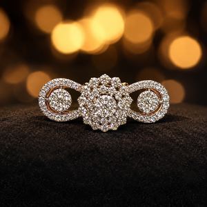 Anillo de Flores de Diseño en Oro de 14K Premium con Racimo de Circonitas Brillantes y Elegante Motivo Circular Lateral - Product Image 3