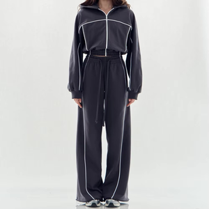 Ensemble de sport pour femme personnalisé : sweat à capuche court ample et pantalon de survêtement large – Survêtement de gym rouge confortable et élégant pour femme - Product Image 5