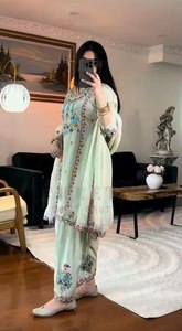 Ensemble Anarkali Salwar Kameez en Soie Chinon Pure de Style Culturel Gujarati, Couleurs Magnifiques, Très Apprécié, avec Dupatta, en Vente - Product Image 3