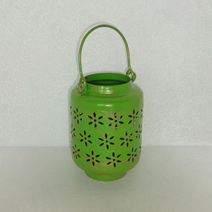 Grande lanterne à bougie en métal vert bronze finition antique, motif floral perforé, corps cylindrique, poignée en fil métallique arqué - Product Image 2