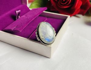 แหวนเงินแท้ 925 สำหรับทุกเพศ ประดับพลอยมูนสโตนสีน้ำเงินธรรมชาติ ทรงรี ตัวเรือนแบบฝังขอบ ดีไซน์คลาสสิก เหมาะสำหรับงานแต่งงาน งานครบรอบ และงานปาร์ตี้ - Product Image 1