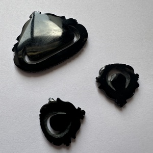 Coffret de 3 pierres en onyx noir naturel TFH, 110 carats, tailles de 47x38 (grande taille) à 25x24 (petite taille) mm, polies à la main. - Product Image 5