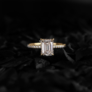 Anillo de compromiso con diamante de corte esmeralda, banda pavé de oro de 14K, anillo solitario, anillo nupcial minimalista y delicado, anillo de propuesta, regalo para ella - Product Image 1