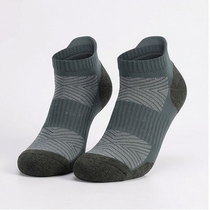 Chaussettes de sport pour hommes, motif géométrique, tricotées, respirantes, en spandex et polyester, style classique, été - Product Image 1