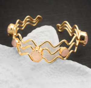 Bracelet moderne ondulé en laiton plaqué or 18 carats avec pierres précieuses en quartz rose naturel |   Manchette ouverte réglable |   Robe de soirée classique élégante pour femmes - Product Image 6