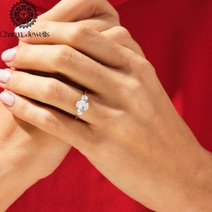 Anillo de compromiso clásico de tres piedras de moissanita redonda chapado en oro de 18 quilates para mujer Charm_Jewells con engaste de puntas, certificado IGI, 3 GM - Product Image 6