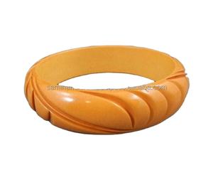 กำไลข้อมือเรซิ่นสีเหลืองอำพันสดใส ลวดลายไม่ซ้ำใคร เครื่องประดับศิลปะสร้างสรรค์ ด้วยงานฝีมือดีไซน์ล้ำสมัย - Product Image 6