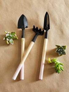 Moderna pala de jardín de acero negro de alta resistencia con mango de madera para trabajos profesionales con la tierra. - Product Image 4