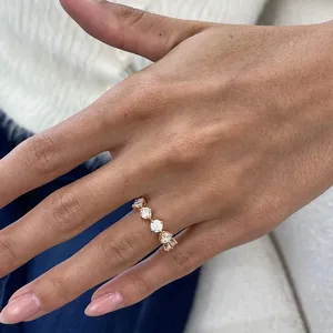 Bague en moissanite à cinq pierres taille ronde, en argent sterling 925 plaqué or rose, style vintage, empilable, unisexe, pour anniversaire et mariage - Product Image 3